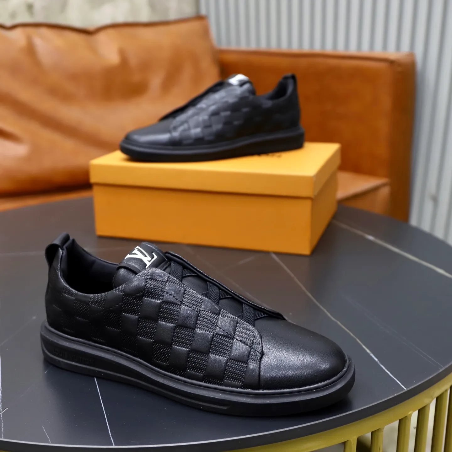 Ex-factory price: 442💰🙅‍♂️🙅‍♂️🙅‍♂️ Brand: LV Louis Vuitton Standard code: 38-44 (45 customized) Grade: Same as the official website Material: Original cowhide material stitching Comfortable and breathable sheepskin lining Lightweight and wear-resistant sports outsole Style category: Men's fashionable casual shoes Running sneakers Distinguished luxury brand elements Top luxury color: actual picture color